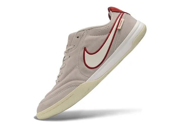 Nike Tiempo Chaussures de football indoor à talons bas en suède beige et rouge 3