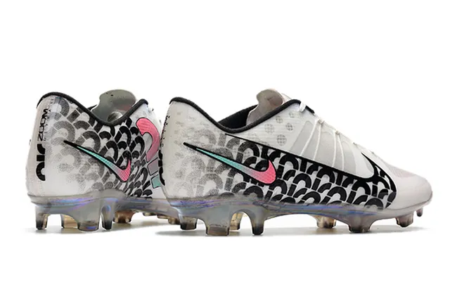Nike Chaussures de football à lacets à coupe basse en mesh synthétique blanc et noir pour terrain ferme 7
