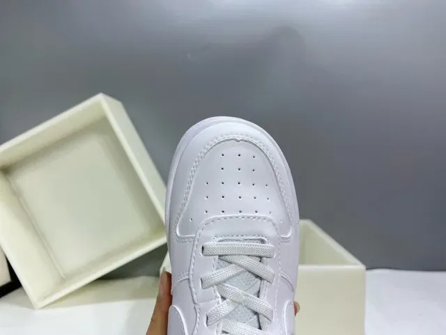 Nike White Black Low-Top Dual-Closure Lifestyle Sneakers 21