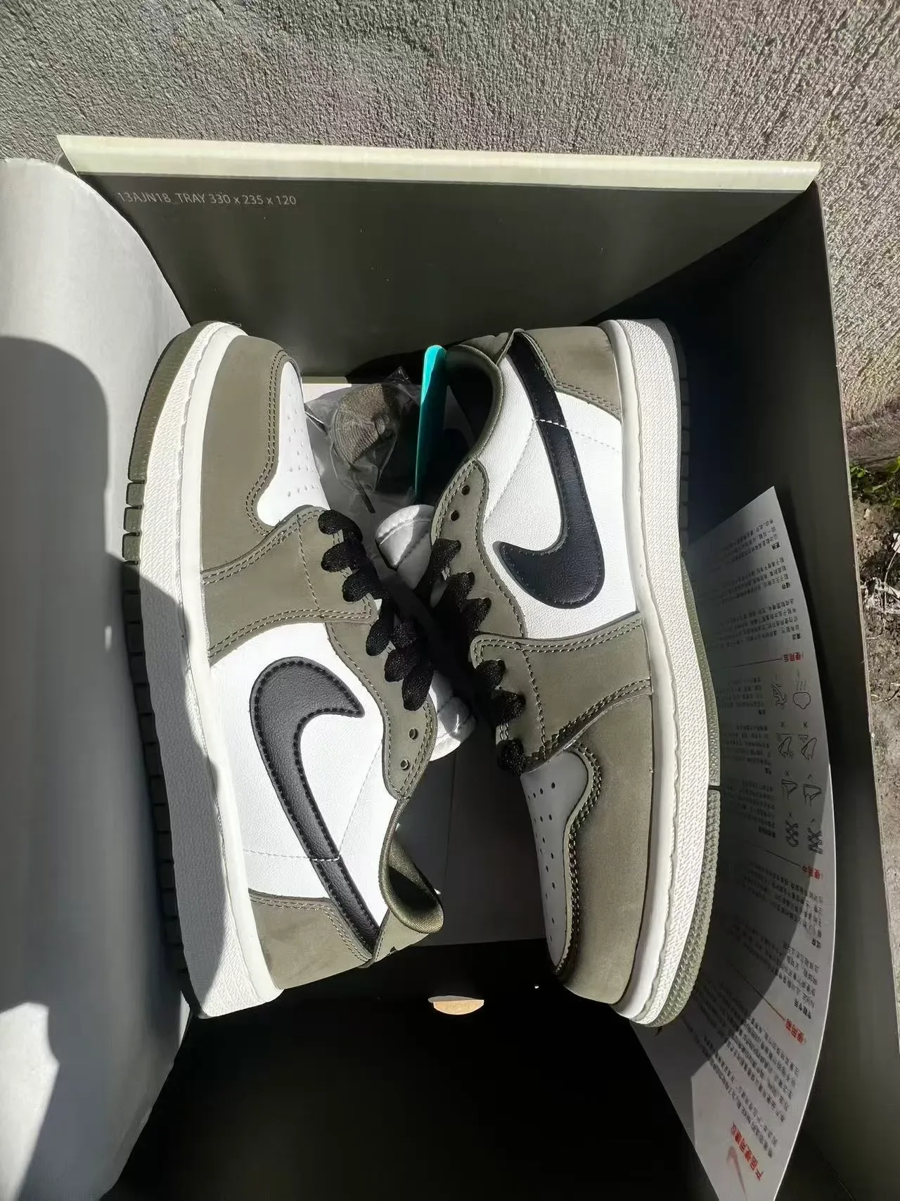 Nike Tênis lifestyle branco cinza de baixo com painéis em couro-suede 9