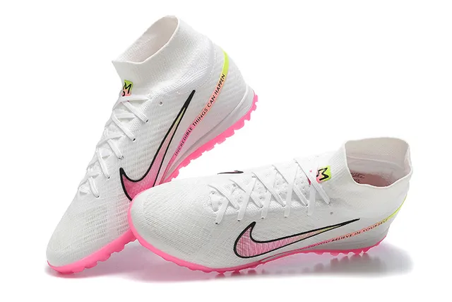 Nike chaussures de football Turf blanc et rose avec col haut ajusté type chaussette et empeigne Flyknit 2