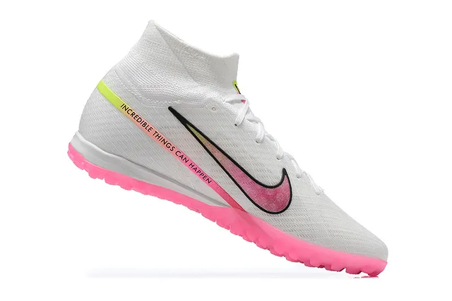 Nike chaussures de football Turf blanc et rose avec col haut ajusté type chaussette et empeigne Flyknit 3
