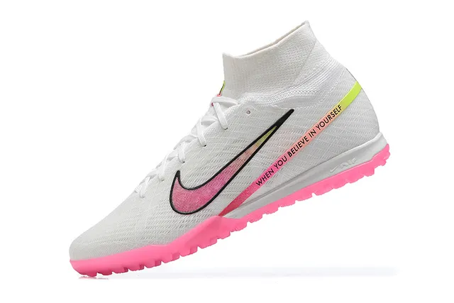 Nike chaussures de football Turf blanc et rose avec col haut ajusté type chaussette et empeigne Flyknit 4