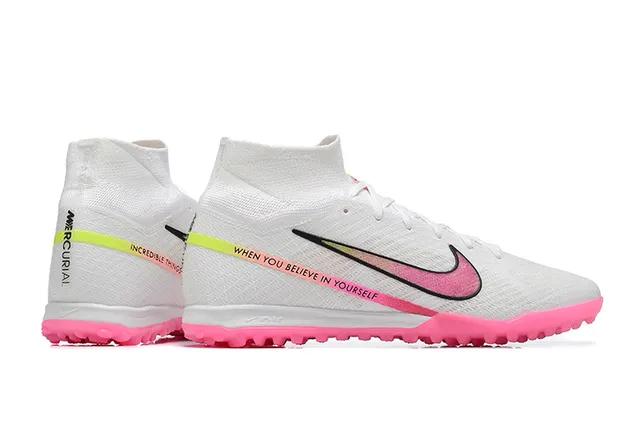 Nike chaussures de football Turf blanc et rose avec col haut ajusté type chaussette et empeigne Flyknit 5
