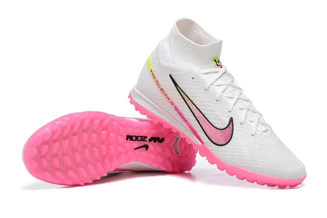 Nike chaussures de football Turf blanc et rose avec col haut ajusté type chaussette et empeigne Flyknit 6