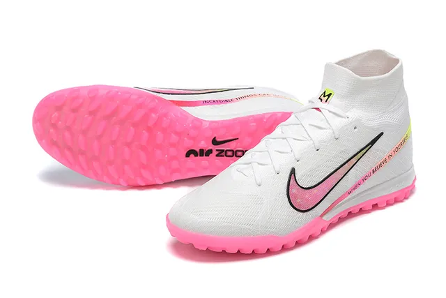 Nike chaussures de football Turf blanc et rose avec col haut ajusté type chaussette et empeigne Flyknit 7