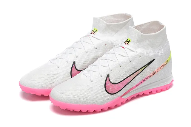 Nike chaussures de football Turf blanc et rose avec col haut ajusté type chaussette et empeigne Flyknit 8