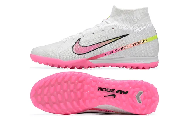 Nike chaussures de football Turf blanc et rose avec col haut ajusté type chaussette et empeigne Flyknit 9