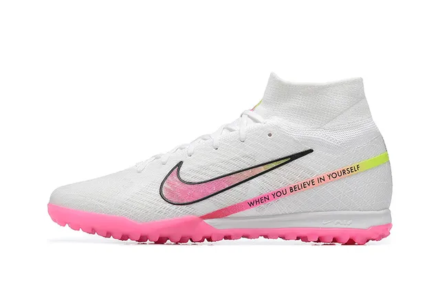 Nike chaussures de football Turf blanc et rose avec col haut ajusté type chaussette et empeigne Flyknit 10