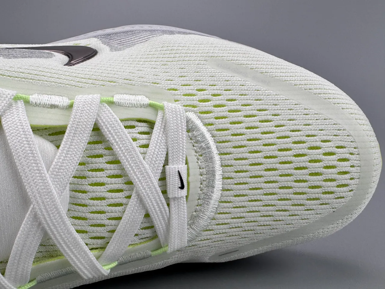 Nike White Yellow Engineered Knit Upper Wave-Pattern Overlays Running Shoes 7