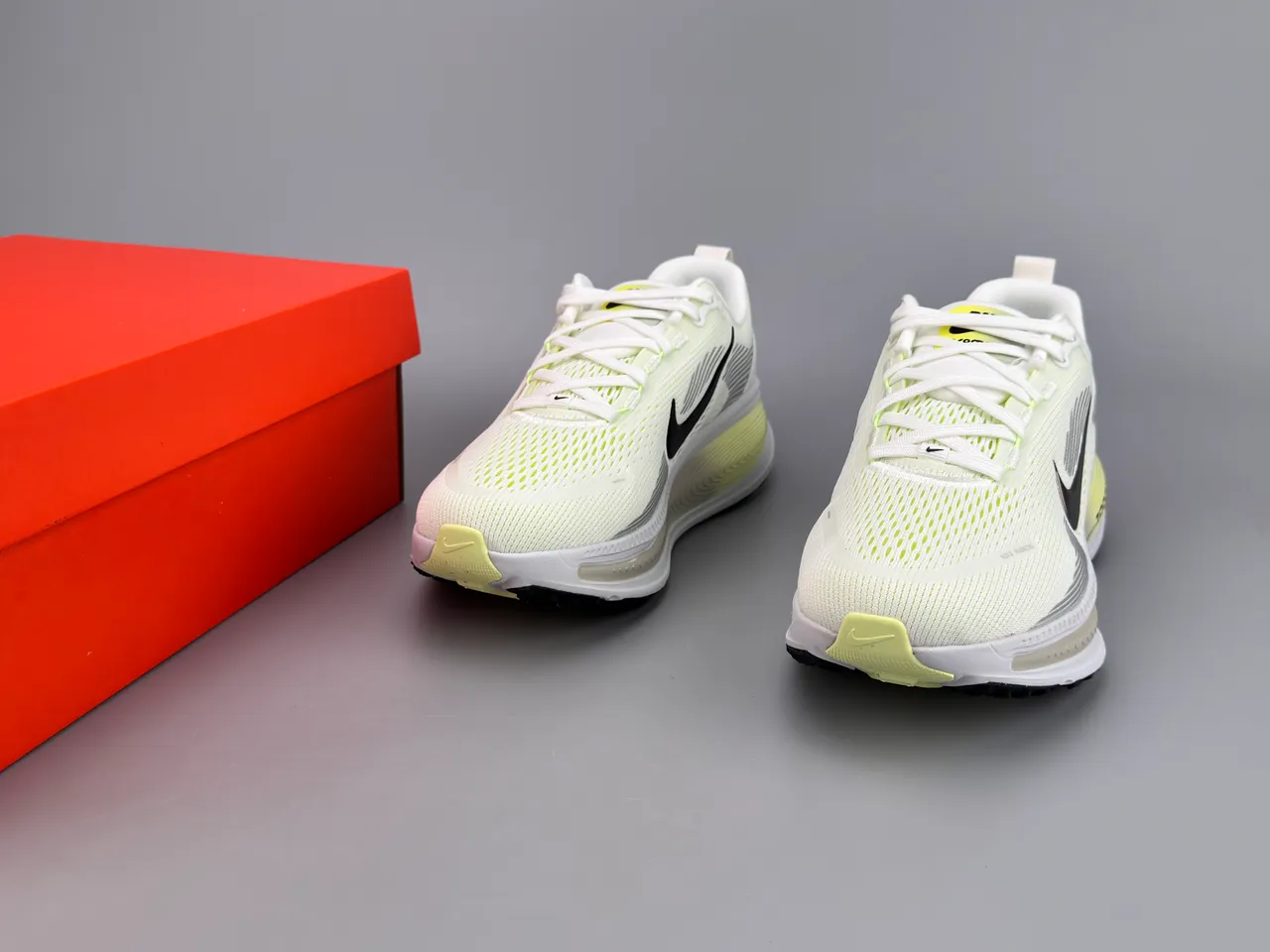 Nike White Yellow Engineered Knit Upper Wave-Pattern Overlays Running Shoes 8