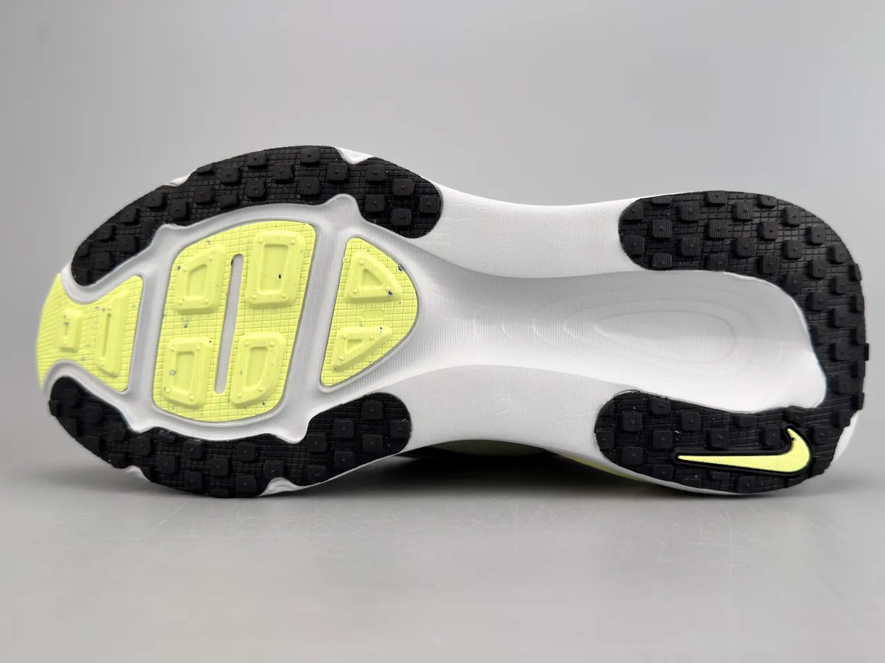 Nike White Yellow Engineered Knit Upper Wave-Pattern Overlays Running Shoes 9