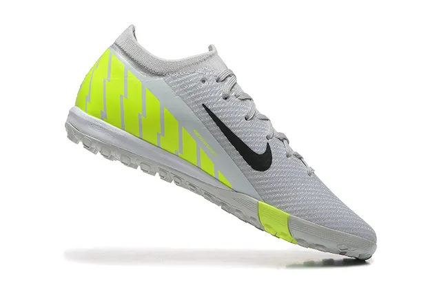Nike Chaussures de football turf avec tige tricotée blanche jaune et panneaux d'accentuation néon 4