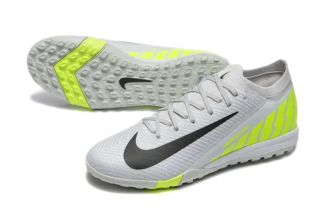 Nike Chaussures de football turf avec tige tricotée blanche jaune et panneaux d'accentuation néon 7