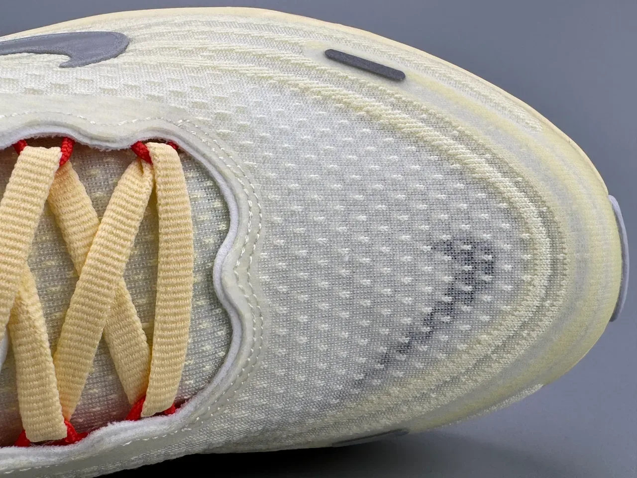 Nike Amarelo Cinza Upper de Malla Engineered Midsole Esculpida Ondulada Tênis de Corrida 2