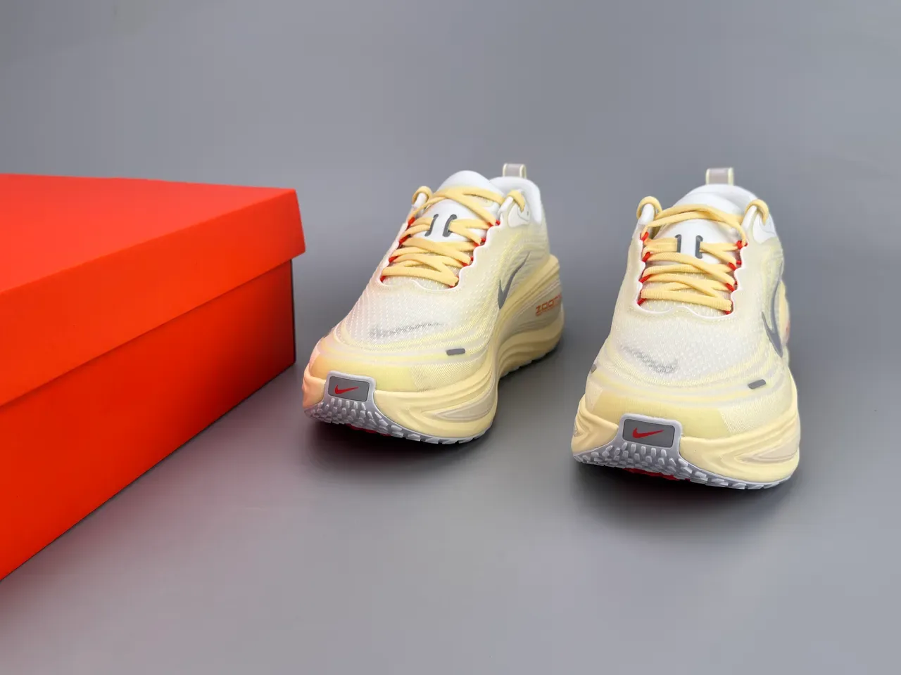 Nike Amarelo Cinza Upper de Malla Engineered Midsole Esculpida Ondulada Tênis de Corrida 3
