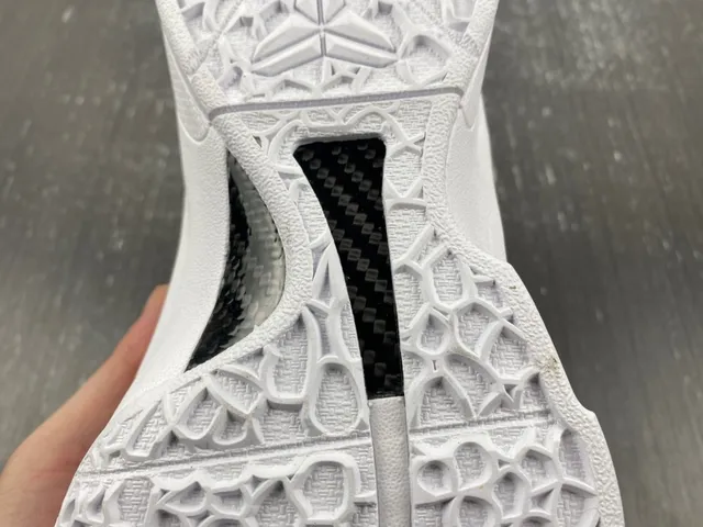 Nike Zoom Kobe IV White Gold Basketball Shoes 8