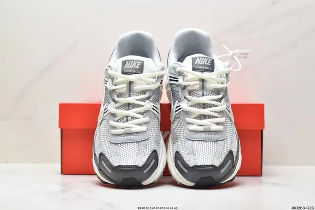 Nike Zoom Vomero 5 chaussures de running blanches grises 2