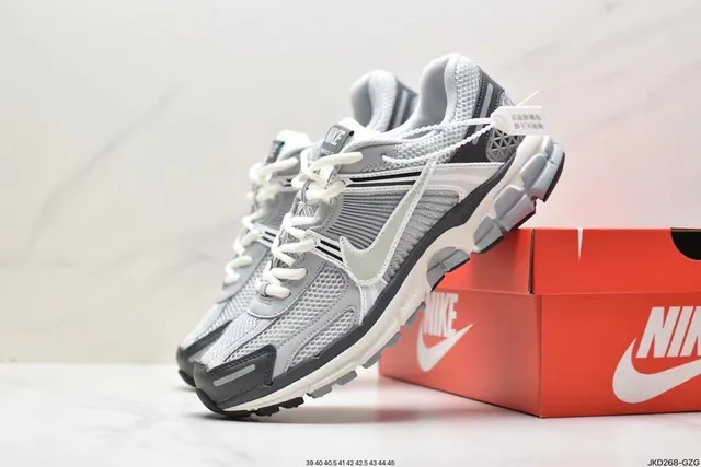 Nike Zoom Vomero 5 chaussures de running blanches grises 3