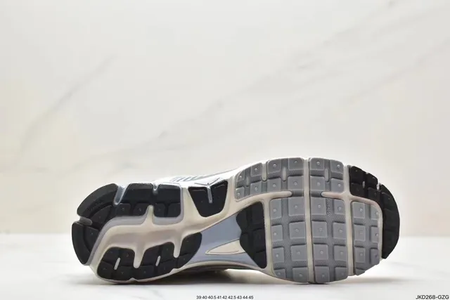 Nike Zoom Vomero 5 chaussures de running blanches grises 4