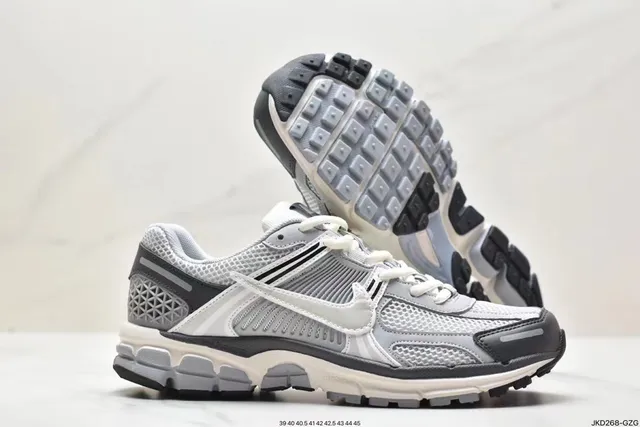 Nike Zoom Vomero 5 chaussures de running blanches grises 5