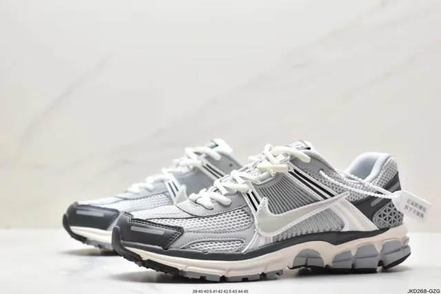 Nike Zoom Vomero 5 chaussures de running blanches grises 6