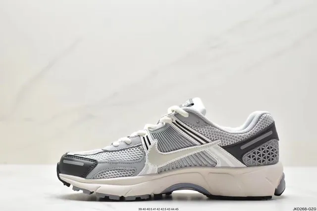 Nike Zoom Vomero 5 chaussures de running blanches grises 7