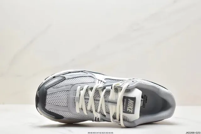 Nike Zoom Vomero 5 chaussures de running blanches grises 8