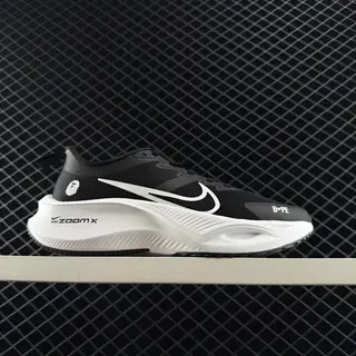 Nike ZoomX zapatos de correr negros y blancos