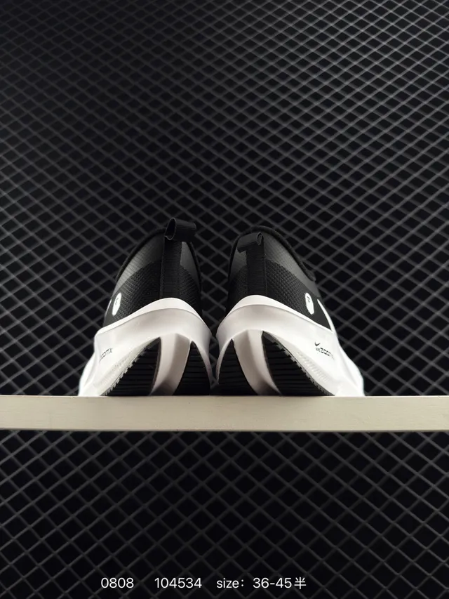 Nike ZoomX zapatos de correr negros y blancos 2