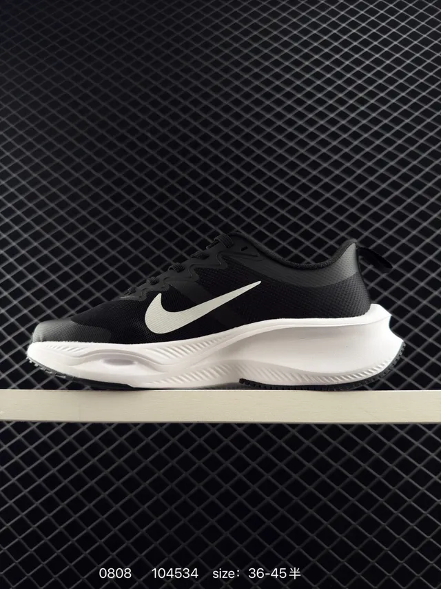 Nike ZoomX zapatos de correr negros y blancos 4