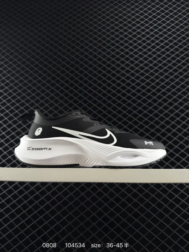 Nike ZoomX zapatos de correr negros y blancos 5