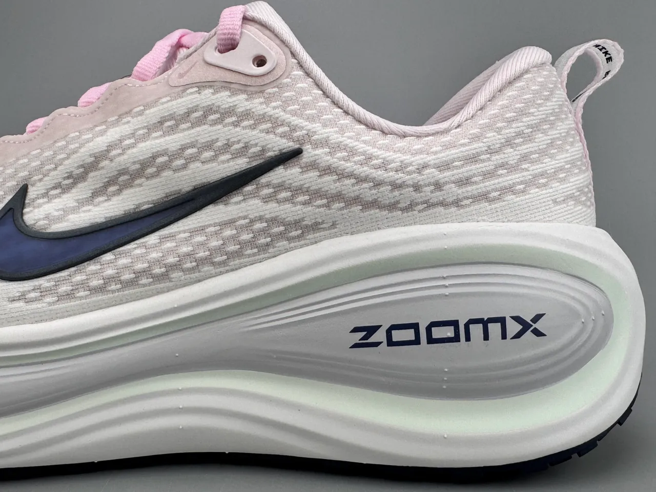 Nike ZoomX Invincible Run Pink Navy Tige en mesh ingénierie Semelle intermédiaire ondulée en couches Chaussures de course 3