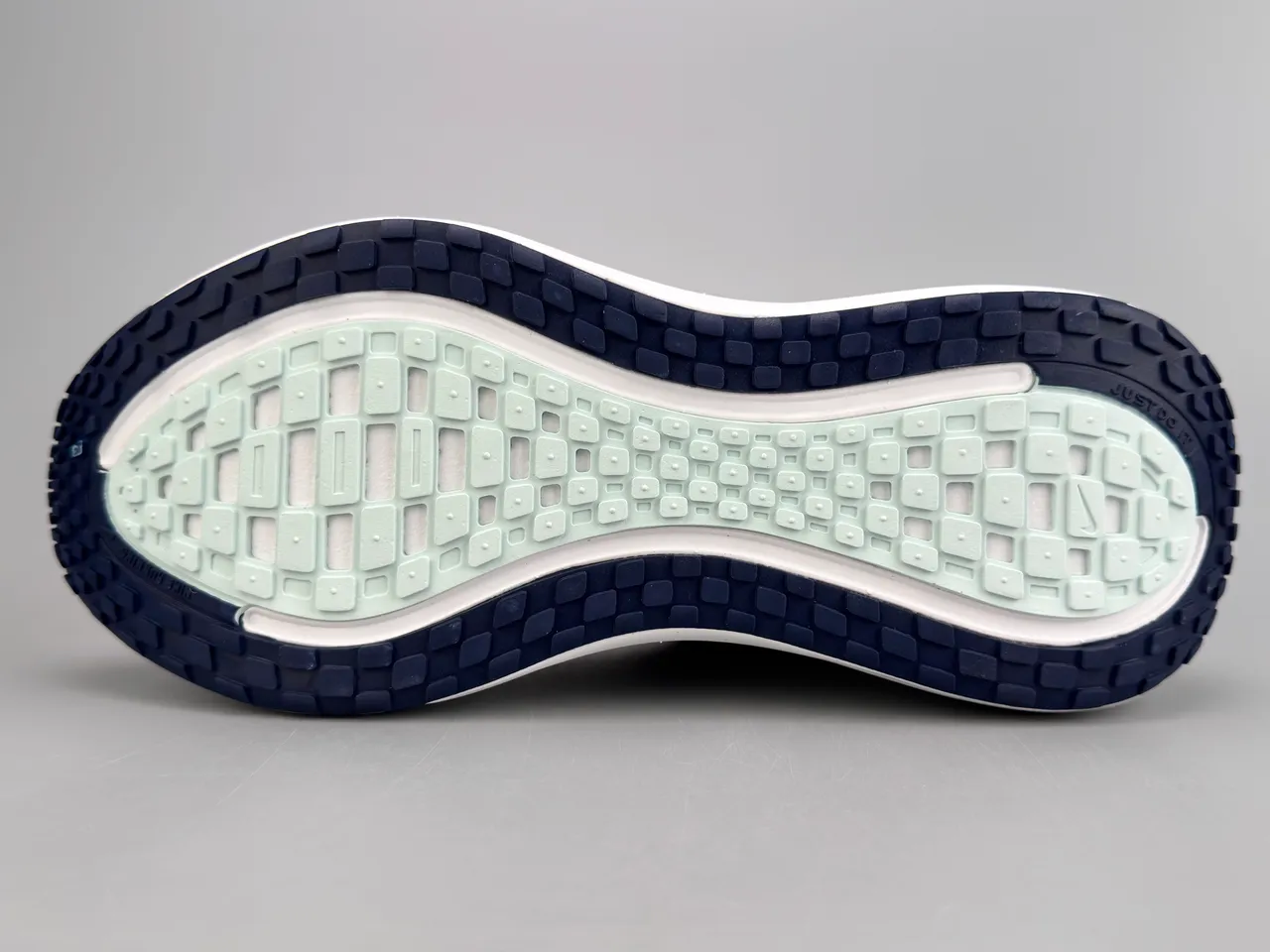 Nike ZoomX Invincible Run Pink Navy Tige en mesh ingénierie Semelle intermédiaire ondulée en couches Chaussures de course 6