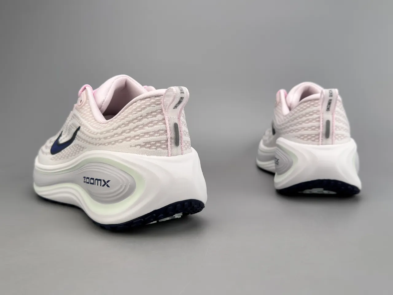 Nike ZoomX Invincible Run Pink Navy Tige en mesh ingénierie Semelle intermédiaire ondulée en couches Chaussures de course 8