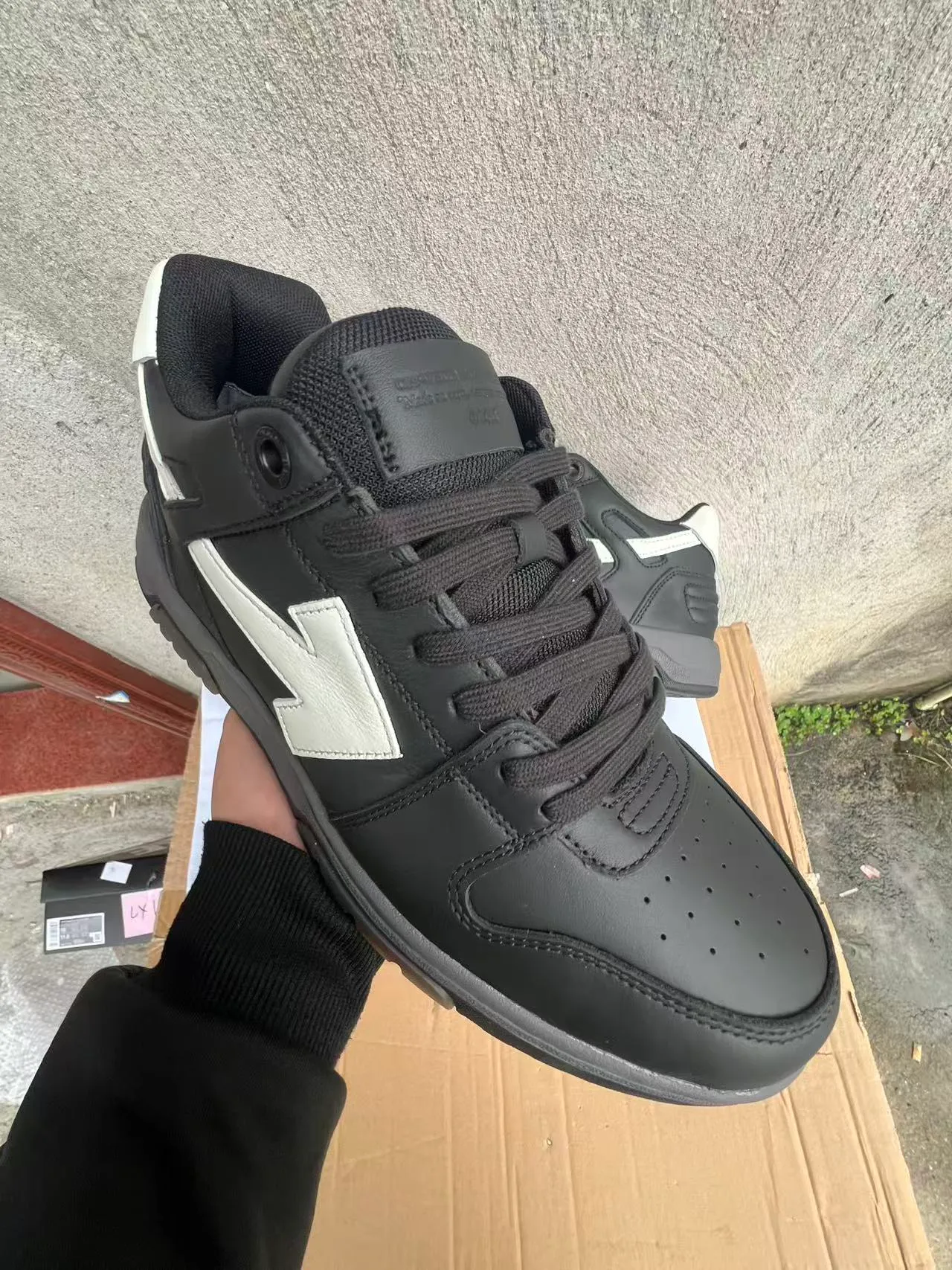 Off-White Arrow Baskets Lifestyle Noir et Blanc 2