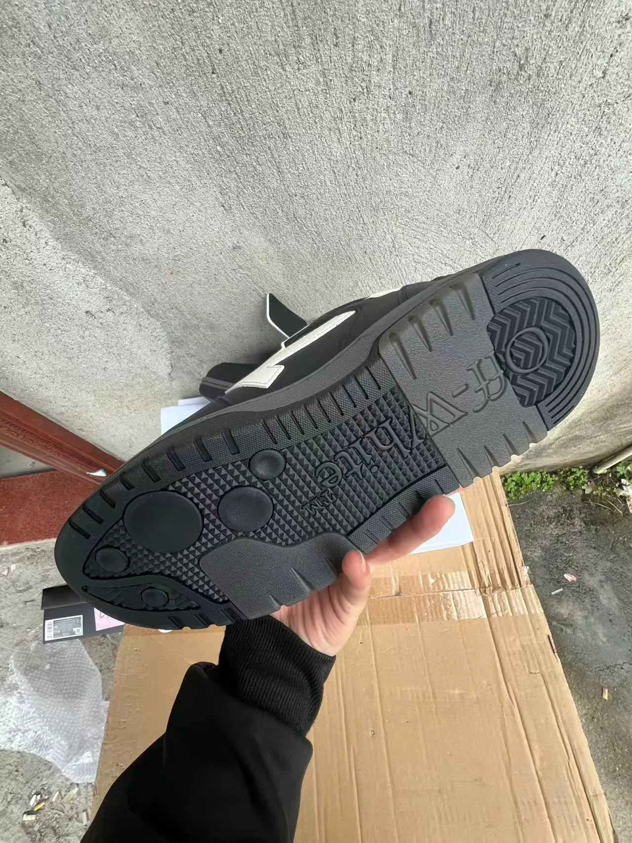 Off-White Arrow Baskets Lifestyle Noir et Blanc 6