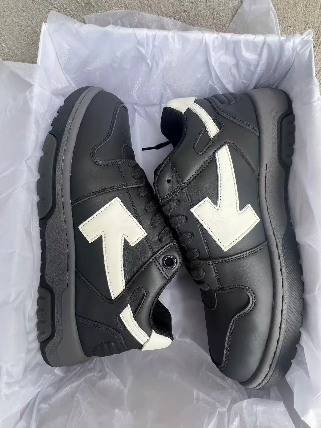 Off-White Arrow Baskets Lifestyle Noir et Blanc 9