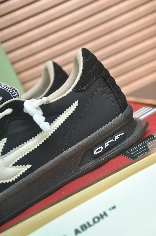 Off-White Arrow Logo Noir et Blanc Lifestyle Sneakers 2