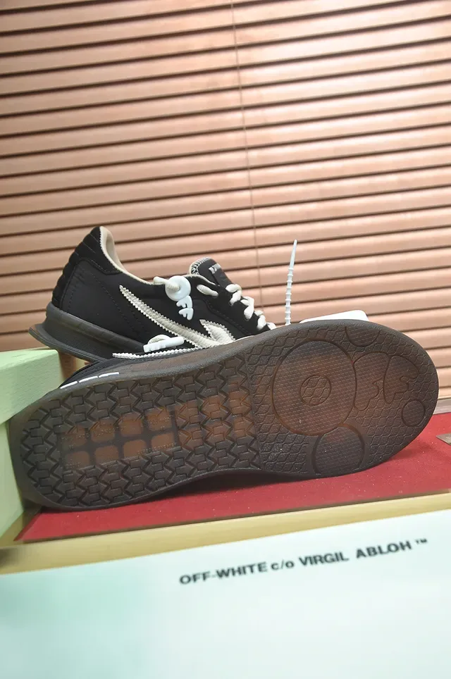 Off-White Arrow Logo Noir et Blanc Lifestyle Sneakers 3