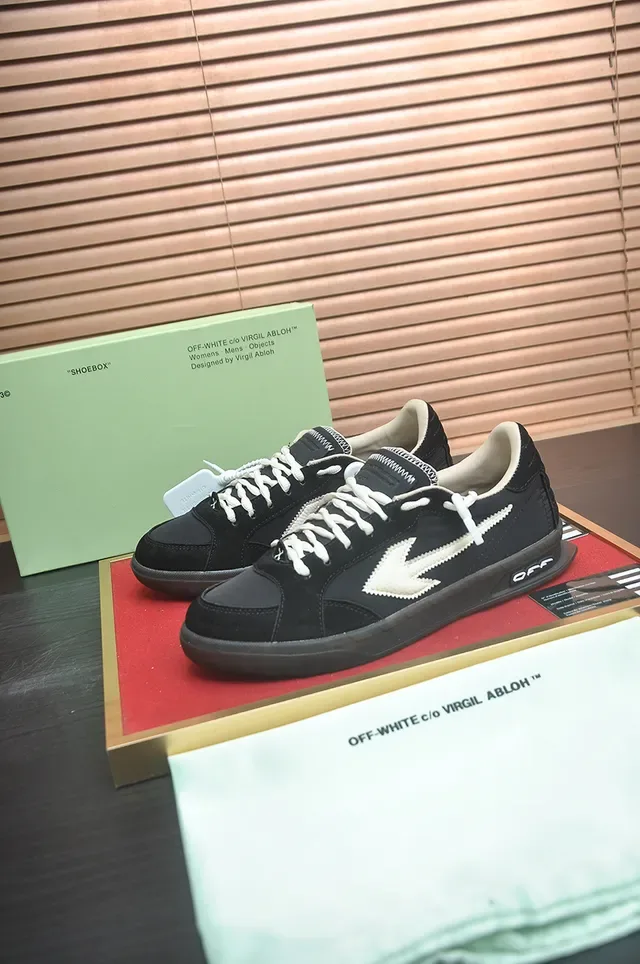 Off-White Arrow Logo Noir et Blanc Lifestyle Sneakers 4