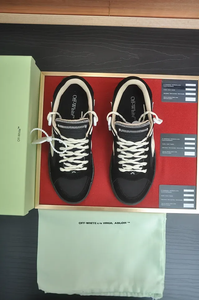 Off-White Arrow Logo Noir et Blanc Lifestyle Sneakers 5