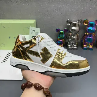 حذاء Off-White رياضي سميك ذهبي معدني جلد لامع مع نمط أسهم قطرية