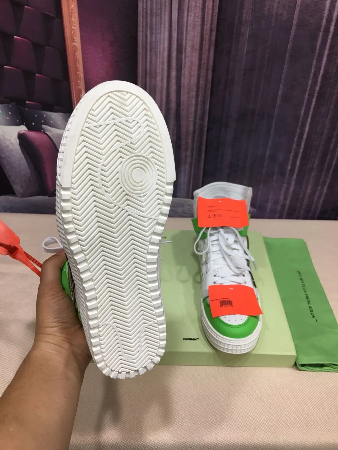 Off-White Verde Tênis Lifestyle de Alto com Detalhes Industriais 2