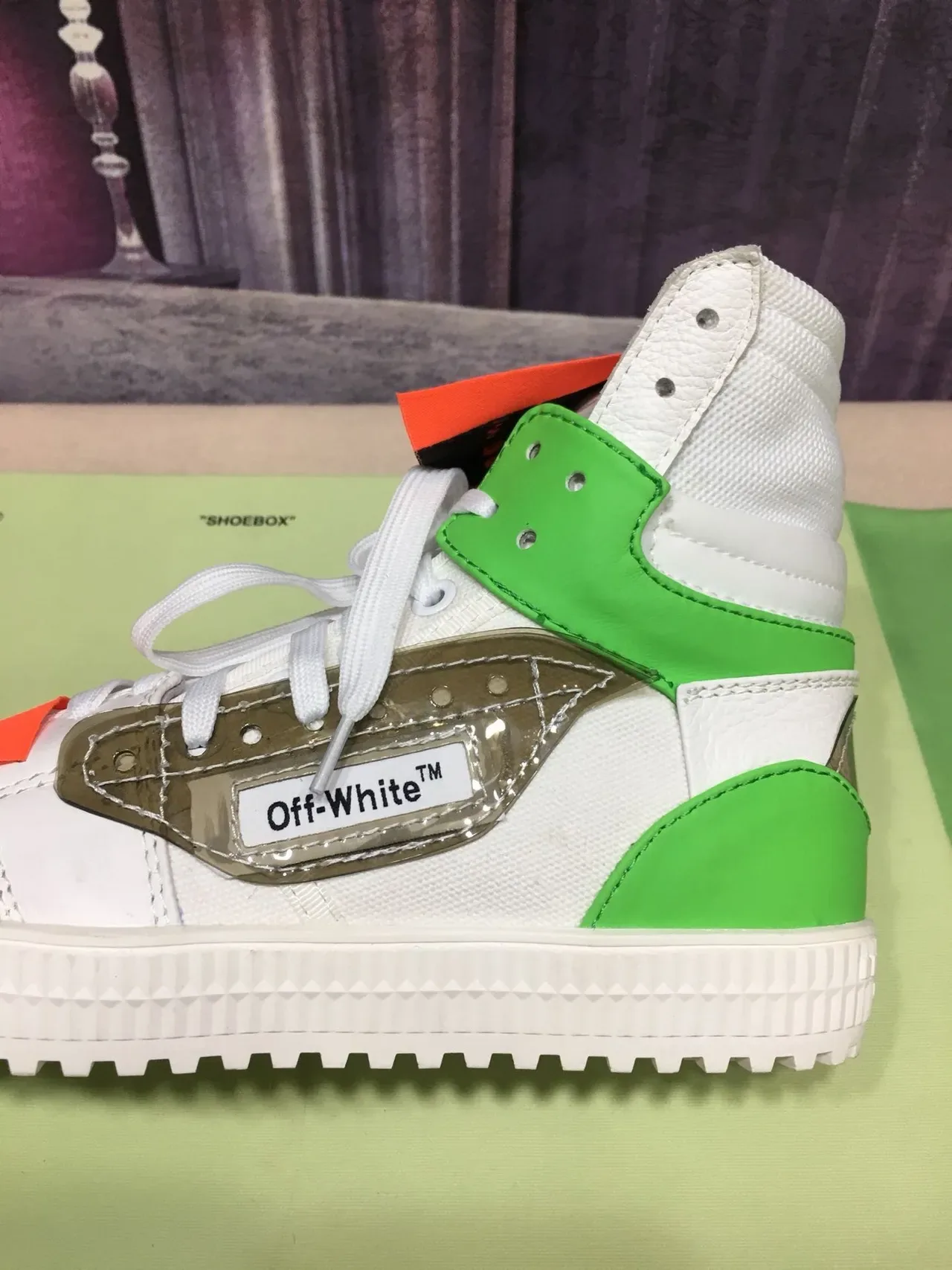 Off-White Verde Tênis Lifestyle de Alto com Detalhes Industriais 4