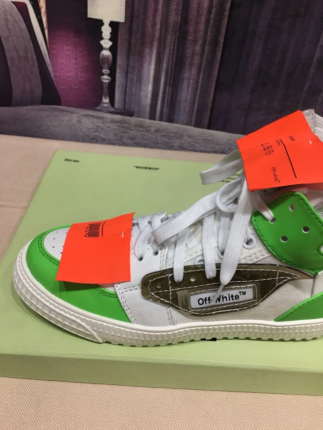 Off-White Verde Tênis Lifestyle de Alto com Detalhes Industriais 5