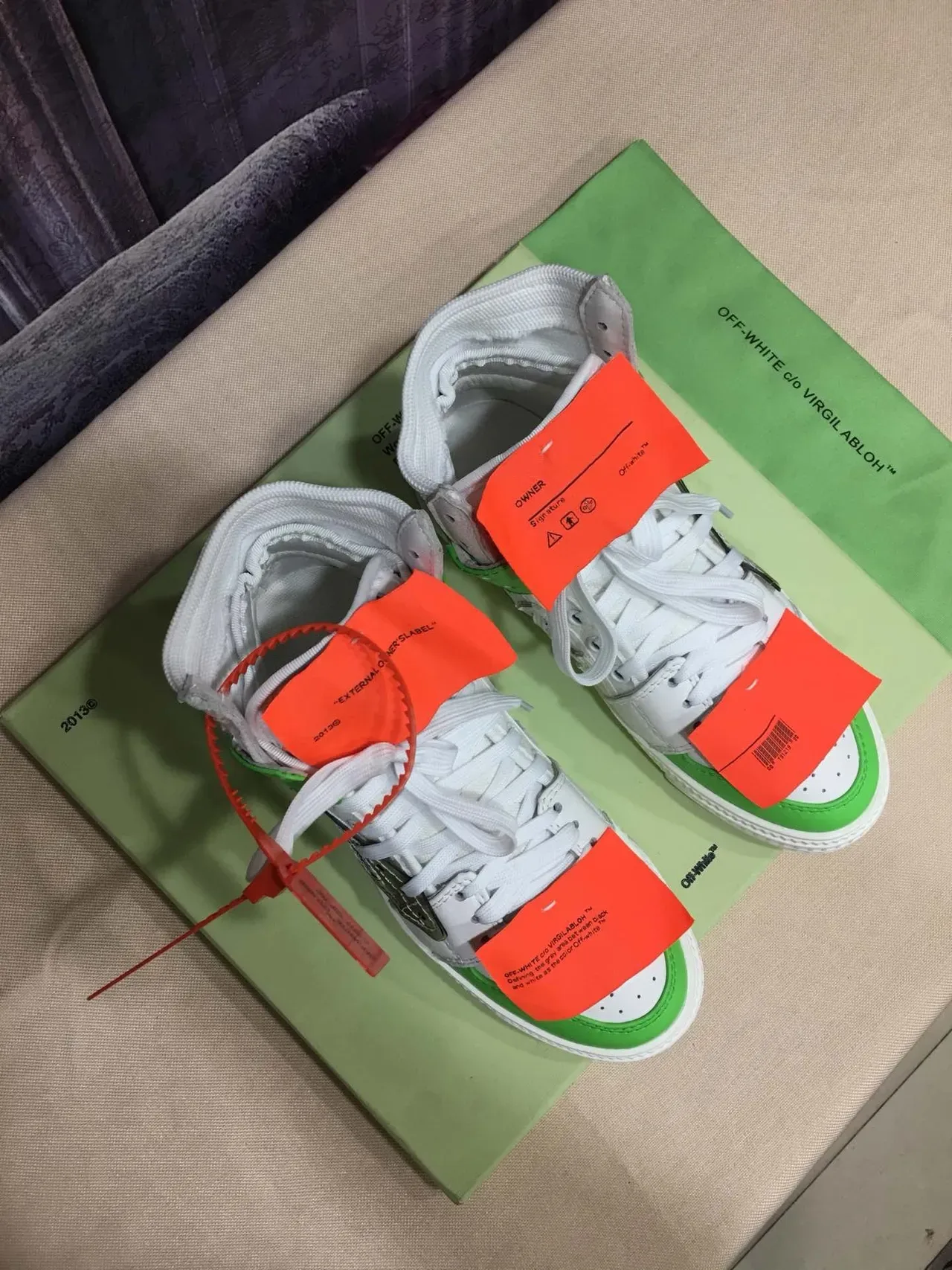 Off-White Verde Tênis Lifestyle de Alto com Detalhes Industriais 6