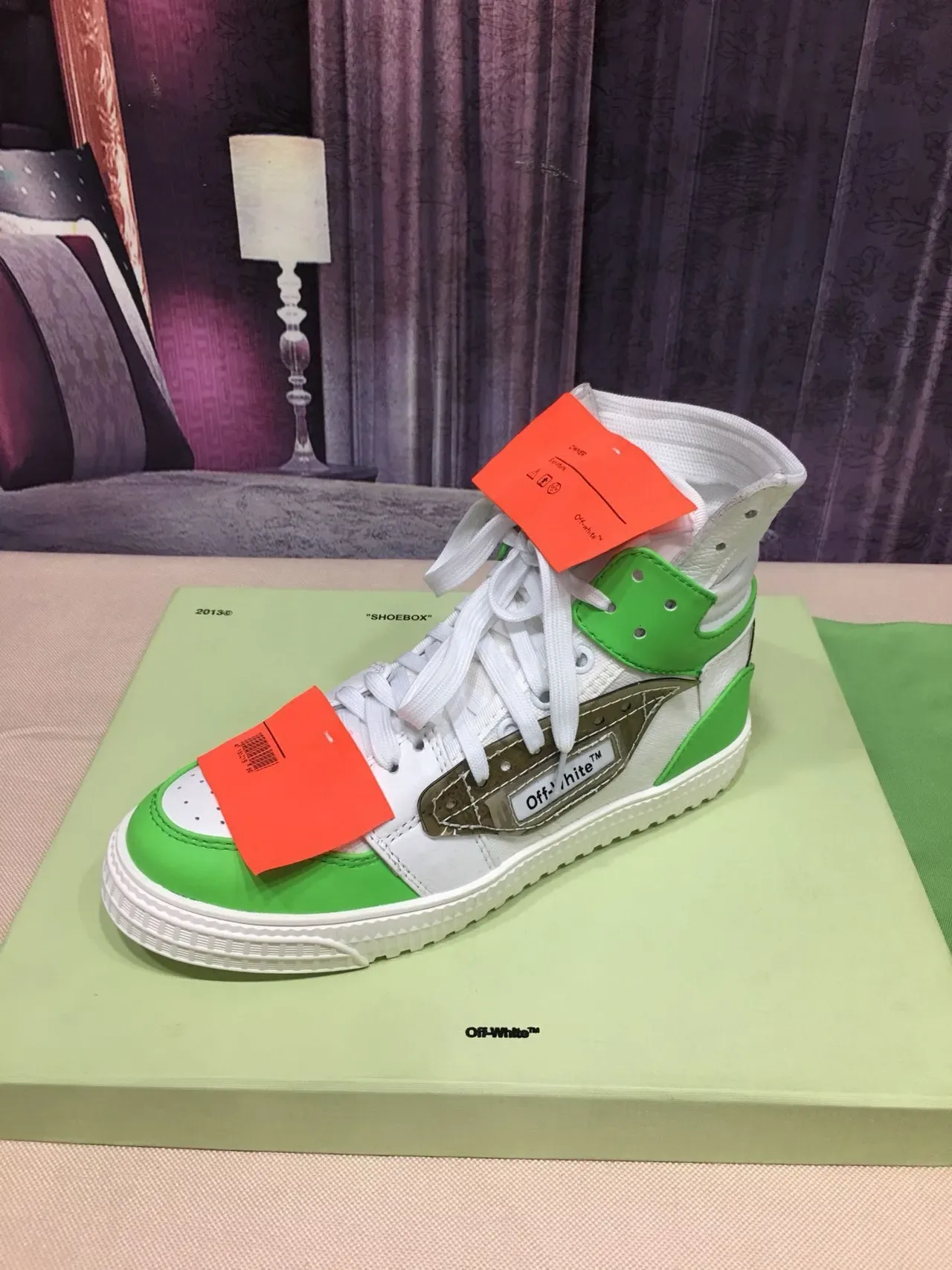 Off-White Verde Tênis Lifestyle de Alto com Detalhes Industriais 7