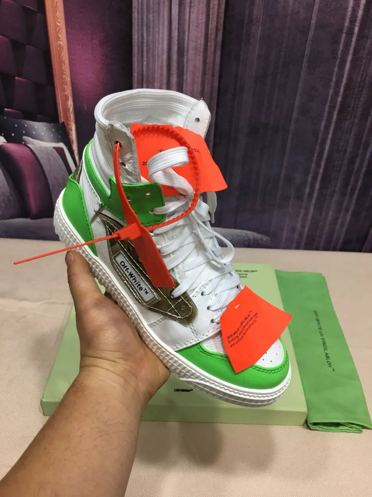 Off-White Verde Tênis Lifestyle de Alto com Detalhes Industriais 8