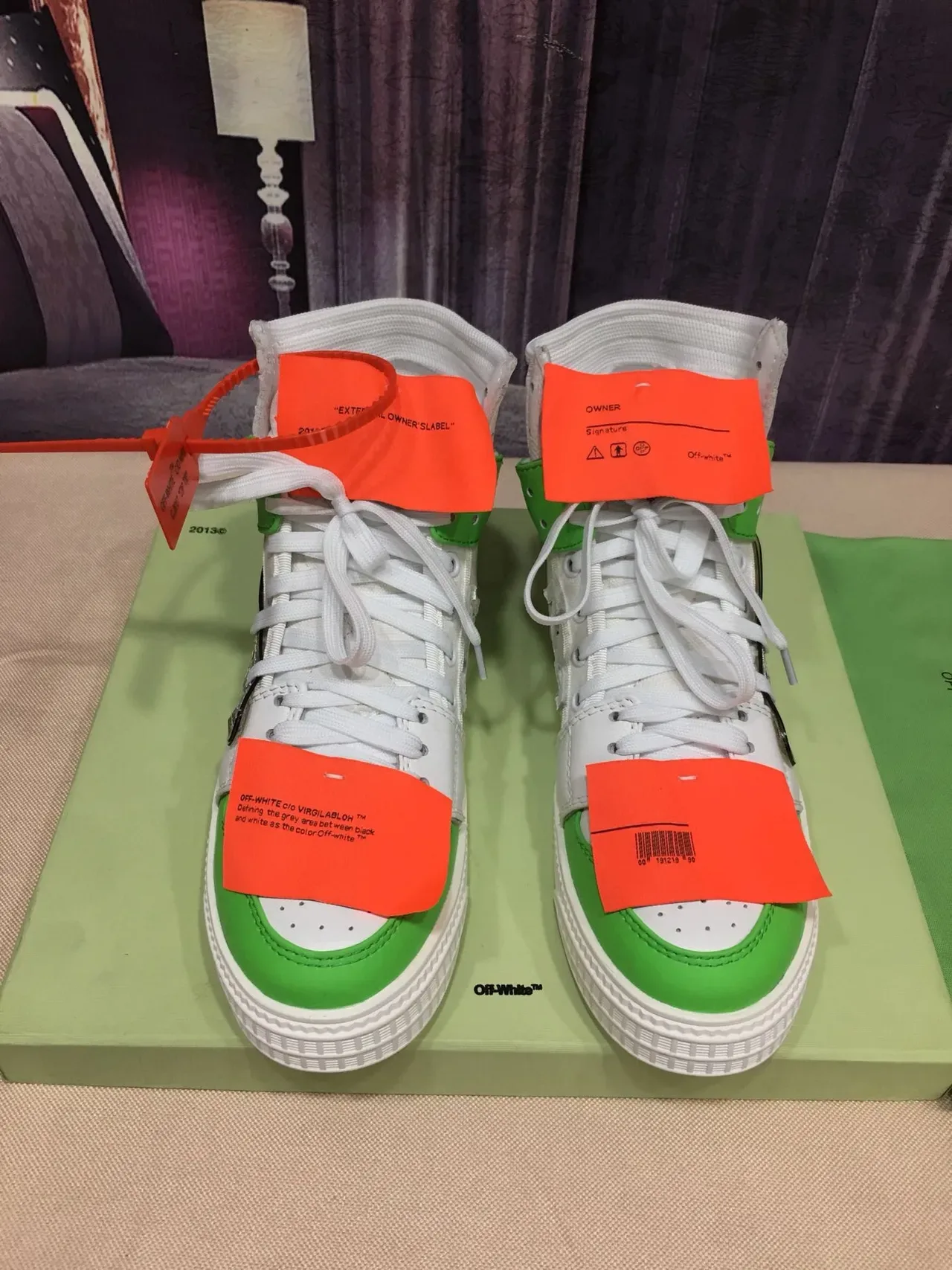 Off-White Verde Tênis Lifestyle de Alto com Detalhes Industriais 9